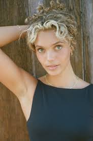 So...after Graham Todd and Jo Ciriani's fab event today I dragged my tripod  out of the box in the back and realised I have never successfully used it.  And looking at it