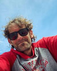 Medal 🏅 Monday. I'll one up with a skateboard 🛹😀!! A skate deck to be  accurate, is from a now defunct trail race called Run for Ray. • • Each  February on