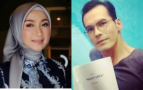 Cantik, multitalenta, awet muda dan pintar adalah beberapa ciri dari artis kelahiran sukabumi; Sama Sama Berstatus Single Desy Ratnasari Dan Atalarik Syah Disebut Cocok