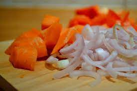 Le salsicce o le cervellatine sono tradizionalmente soffritte in padella e accompagnate da contorni a base di verdure. Le Carote In Padella Con Cipolla Da Provare Per Un Contorno Semplice Gustoblog