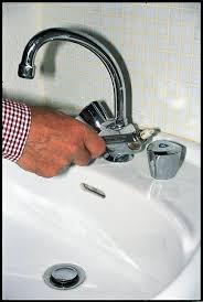 Comment Reussir A Debloquer Un Robinet Grippe Robinet Detartrer Sale De Bain
