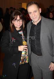 Ο φόνος από το… 1920 που θα γίνει η αρχή του κακού για το σπίτι των σεβαστών άγριες μέλισσες: Sakellaropoyloy Me Ton Syntrofo Ths Sthn Premiera Toy Lignadh