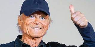 Die beiden kannten sich bereits aus ihrer stahlblaue augen und knallharte fäuste: Strahlend Blaue Augen Und Ein Schelmisches Lacheln Mit Einigen Runzeln Terence Hill Wird 80 Panorama Badische Zeitung
