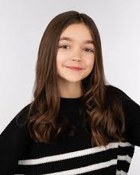 Meet the amazingly talented Ellen Sears. She is an oil painter who spends  her time painting the passage of time. With her brush and palette knife she  creates a balance between abstraction