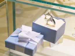 18k gold price per gram is currently $43.21 (price is live updates every 30 minutes), and $1,343.94 per oz. Differences Between 10k Vs 14k Vs 18k Gold How Many Karats Is Better