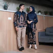 Untuk acara resmi lainnya seperti acara pesta, kondangan, lamaran, atau wisuda juga oke banget. Jual Batik Couple Aulia Kebaya Batik Sarimbit Modern Batik Couple Lamaran Dan Kondangan Terbaru Murah Mei 2021 Blibli