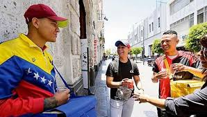 Un permiso de residencia y trabajo. El 90 De Migrantes Venezolanos Tiene Trabajo Pero En Su Mayoria Es Informal Economia Gestion