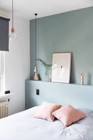 Consultez les photos decoration chambre rose pale pour approfondir le sujet ou utilisez la recherche. Minimalisme Dans La Chambre Mur Bleu Etagere Murale Deco Coussins Rose Pale Nous Remodel Bedroom Small Bedroom Designs