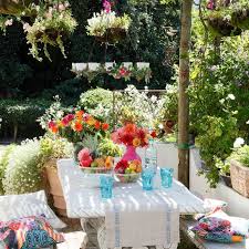Tischdeko Geburtstag Blumen Und Obst In Schalen Und Vasen Deko Auf Dem Tisch Weisse Decke Bunte De Gartenparty Deko Garten Partydekorationen Geburtstag Blumen