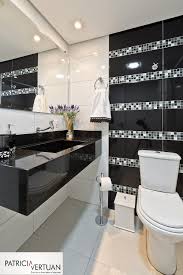 Banheiro Social Com Cuba Esculpida No Tampo De Granito Preto Sao Gabriel Revestimento Em Porcelanato Banheiro Preto E Branco Banheiro Preto Banheiros Modernos