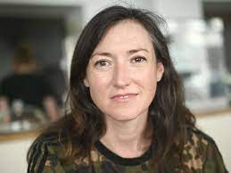 England's charlotte roche became known in germany as the host of the viva2 shows fast forward and trendspotting in the late 90's and early 2. Charlotte Roche Eine Moderatorin Und Autorin Ohne Angst Vor Kontroversen Und Tabus