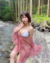 好大！溪邊玩水遇到「H罩杯超巨乳正妹」 ，原來是「超專業美胸專家」！ - 小濕妹圖