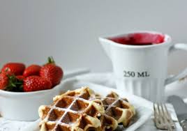 Karamellisierte Belgische Waffeln Mit Erdbeersauce Zimtkeks Und Apfeltarte