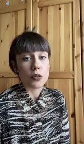 Per la rubrica #ReadandPlayperBookAdvisor, la prima videorecensione di  Camilla Pasteris., Un romanzo tagliente, ironico e divertente. Un romanzo  che viene definito "rosa" ma che in realtà esprime ...