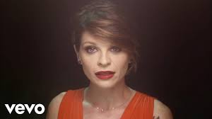 Vivere a colori è disponibile in download e streaming qui: Alessandra Amoroso Fidati Ancora Di Me Official Video Youtube
