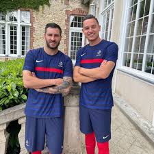 Nouveau compte officiel du comité national olympique et sportif français (cnosf). Thauvin Et Gignac Devoilent Le Maillot De L Equipe De France Aux Jo De Tokyo