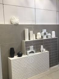 Beton Und Weiss Sanfte Farbkombination Im Badezimmer Fliesen Beton Weiss Bodenfliesen Wandfliesen Rocca Betonfliesen Betonoptik Ablage B Bad Einrichten
