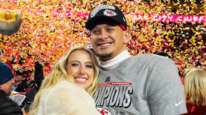 Mahomes Reveals All! How Daughter Golden's Birth Didn't Stop Playoff Dreams! - Imagen ilustrativa del artículo