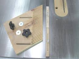 Shop Made Wide Sliding Featherboard Fabriquer Un Peigne Large Ajustable Outillage Bois Outils Menuiserie Planche De Pin