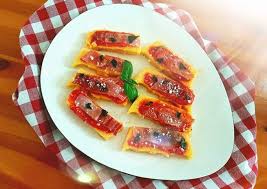 Se non avete molto tempo o se non siete abili in cucina, preparate dei panini di segale con salmone, rucola, panna acida e uovo in camicia. How To Prepare Quick Tartine Di Polenta Con Speck E Pecorino Romano Pizzaris
