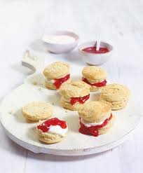 Statt Mit Clotted Cream Gibt S Die Buttrig Murben Taler Mit Frischkasesahne Und Erdbeerklecks Great Essen Und Trinken Backzutaten Susses Fingerfood