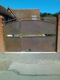 Votre Magazine Pour Le Bricolage Et Le Jardinage Bosch Diy Portail En Fer Portail Portail Avec Portillon Integre