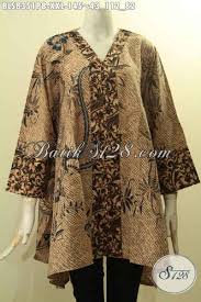 Nah, pada kesempatan kali ini kami akan memberikan beberapa inspirasi varian gaya model baju batik wanita terbaru dari mulai atasan batik, baju batik gamis, baju batik kerja, bahkan sampai model baju batik untuk wanita gemuk yang bisa membuat tampilan para wanita bertubuh gemuk bisa terlihat langsing dan cantik. Model Baju Batik Atasan Wanita Gemuk Nan Trendy Dan Berkelas Blus Kartini Kancing Depan Kwalitas Istimewa Harga Biasa Cocok Untuk Santai Dan Resmi Bls8351pb Xxl Toko Batik Online 2021