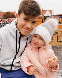 Noah buttgereit adin cehobasic '65. Rafael Van Der Vaart Facebook