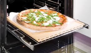 Per esempio, secondo la tradizione napoletana, una pizza deve cuocere 1 minuto (il basilico deve rimanere verde!) e, come abbiamo visto qui sopra, la temperatura del forno a legna deve sempre essere costante intorno ai 400°. Temperatura Del Forno Per La Cottura Della Pizza Silvio Cicchi