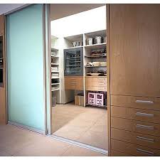 Modern Walk In Pantry With Opaque Glass Sliding Doors Arquitetura E Decoracao Roupeiro Despensa
