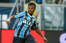 Amuzu sente desconforto muscular e pode desfalcar o Grêmio