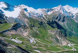 It lies astride the border between bundesländer (federal states) tirol and kärnten. Grossglockner High Alpine Road Zell Am See Kaprun Arrivalguides Com
