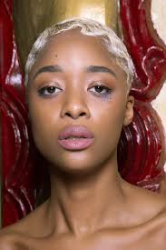 Betonte lippen und buschige augenbrauen sind manchmal in, manchmal nicht.aber das gesicht? Glitter Make Up Ideas 33 Glitter Make Up Looks To Shine And Sparkle