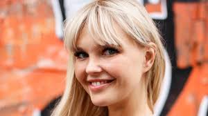 Als bonnie strange ihm auf die schliche kommt und eindeutige textnachrichten findet, wirft sie ihn aus ihrer wohnung und beendet die beziehung. Bonnie Strange Zeigt Ihre Blanke Kehrseite Geht Sie Damit Zu Weit