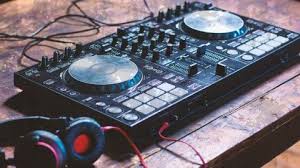 From a foundation series for beginners that gives you the big picture about djing, through specific articles covering music and mixing, equipment and software, and career areas such as marketing, performing and the music industry, our free training courses are a great place to start your. Dj Course In Traktor Virtual Dj Dj Online Courses Courses