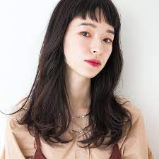 アンニュイなロングウルフは前髪で品よく個性をプラスして 髪型 アップ ロングウルフ ロングパーマヘア