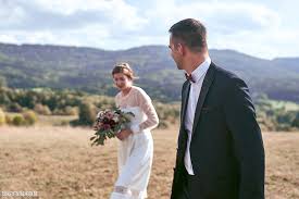 Besuchen sie die faszinierende burg hohenzollern genau zwischen stuttgart und dem bodensee ➜ jetzt informieren! Caro Tragt Ein Kurzes Boho Brautkleid Zur Hochzeit Auf Der Burg Hohenzollern Schleifenfanger