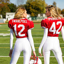 The campeonato brasileiro de futebol feminino (brazilian women's national championship) is an annual brazilian women's club football tournament organized by the confederação brasileira de futebol, or cbf. Angels Da Victoria S Secret Vestem Uniforme De Futebol Americano Para Campanha O Fuxico