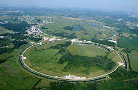 Acceleratorul a fost construit în 12 ani şi a fost nevoie de peste 7.000 de fizicieni şi investiţii de aproape 4 miliarde de euro. Particle Accelerator Wikipedia