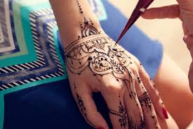 Use your favorite search engine to find different stencil ideas online. Anleitung Henna Tattoo Selber Machen Inkl Muster Motive Womz