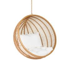 Oeuf suspendu ceux qui aiment les ambiances seventies apprécieront forcement le fauteuil dans un jardin, la chaise suspendue est l'alliée indispensable pour rêvasser au rythme d'un doux. Fauteuil Suspendu De Jardin En Resine Tressee Calypso Maisons Du Monde