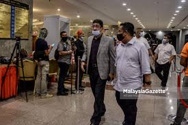 Перевод «sebulat» на английский язык: Umno Sebulat Suara Calonkan Saarani Sebagai Mb Perak