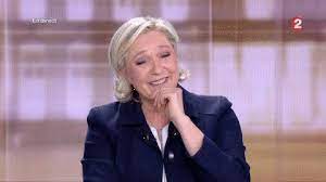 Interrogée par la célèbre chaîne américaine, la présidente du front national est notamment revenue sur les premières décisions de donald trump, l'immigration ou encore la question des sanctions contre la russie. Gif Marine Le Pen Rire Mimique Animated Gif On Gifer