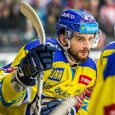 Nikdy jsem neviděla celé tři ořísky pro popelku a mám pořád temdenci jim říkat ta nová popelka, protože jsem celé dětství koukala pořád. Michal Popelka Home Facebook