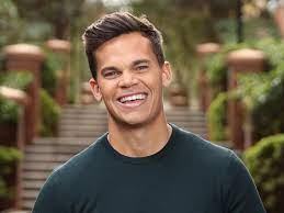 El primer caso ocurrió en 1962, cuando el presentador tenía 36 años, y el último en 2009, a los 82. Jimmy Nicholson Palm Beach Jetstar Pilot Is New Star Of The Bachelor Tv Show Daily Telegraph