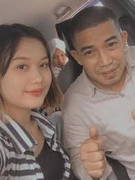 Disini saya ingin berbagi mengenai kumpulan gambar kata kata terbaru dengan berbagai tema, misalkan, gambar kata kata lucu, bijak, motivasi, nasehat, dan masih banyak lagi tentunya. Ini Kata Wanita Viral Karena Nikah Beda Usia 18 Tahun Suami Dikira Ayahnya