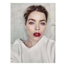 Do I have to write some inspirational bullshit along with this or can I  just post a damn selfie? #floorselfie