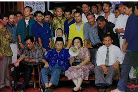 Adik dari ketua umum pdip megawati soekarnoputri tersebut tercatat sebagai wakil ketua dewan pembina partai gerindra dan berada langsung di bawah posisi ketua umum prabowo subianto sejak. Antara Megawati Sukmawati Dan Rachmawati