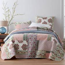Brown, black and white materials a mesmerizing diamond pattern interwoven with florals and foliage brings life to this dramatic rug. Collections Etc Clara Reversible Floral Patchwork Quilt Full Queen Diamond Patches With Quilted Stitching Bedding Home Kitchen Fcteutonia05 De