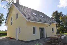 Fensterfaschen In Weiss Wandfarbe In Gelb Aussenansicht Vom Einfamilienhaus Hausfarben Haus Gelbes Haus Aussen